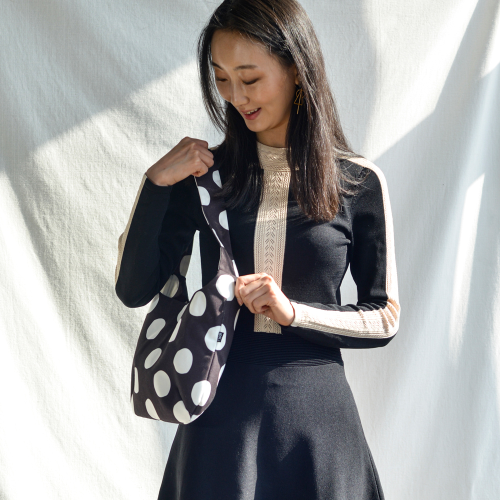Yumi Shoulder Bag-Dots in black